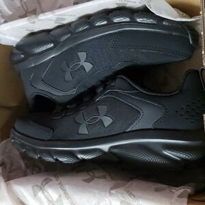 UNDER Armour All Black Sneakers size 5.5
